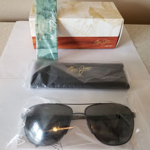 Maui Jim Castles 728-2M NWT/NIB Black Grey
